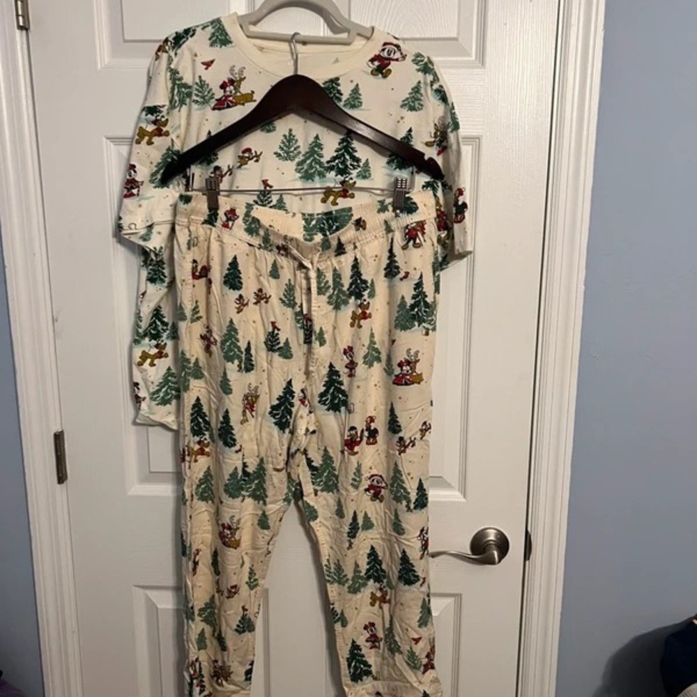 Kids Cream Holiday Tree & Character Print Pajama Set - Picture 1 of 5